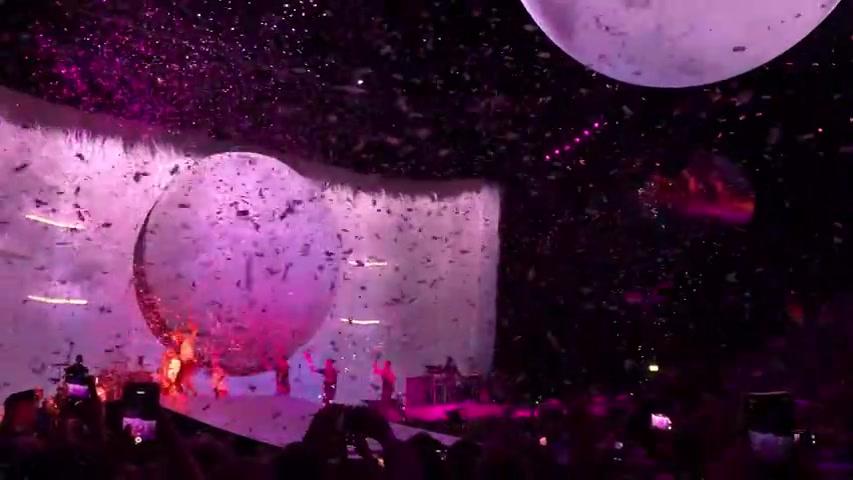 [图]去看A妹演唱会：Ariana GrandeSweetener Tour ，现场超级热闹