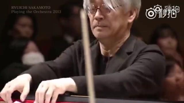 [图]《末代皇帝》经典配乐 ，坂本龙一与交响乐团合作演奏，瞬间泪目