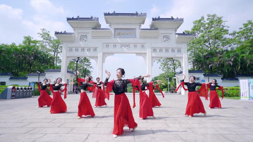 [图]中国舞《霓裳羽衣》，衣袂飘飘尽显绝代芳华，太惊艳了