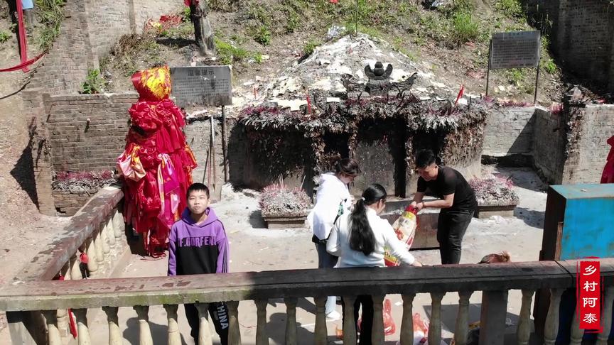 [图]贵州剑河一神秘古墓，传说中是“会飞的人物”，常有人来祭拜祈福