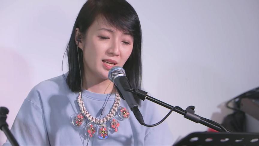 [图]何婉盈现场演唱歌曲 她唱功依然很厉害