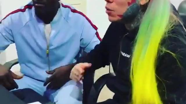 [图]饶舌歌手 6ix9ine 确实正在与嘻哈天王Akon制作“锁定”续集