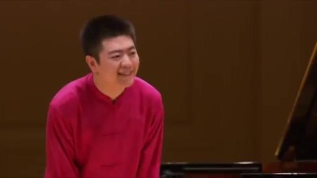 [图]2003年11月7日在纽约卡内基音乐厅郎朗演奏李斯特《爱之梦》