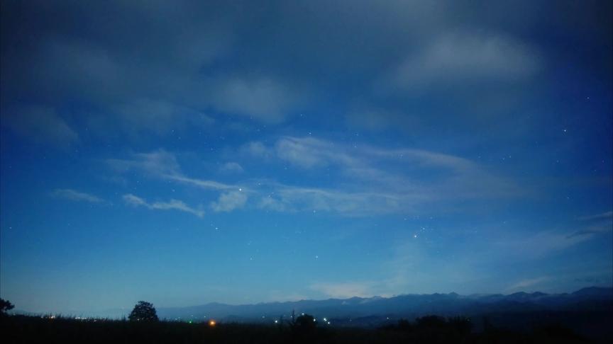 [图]4K夏日夜晚星空，流星群出现