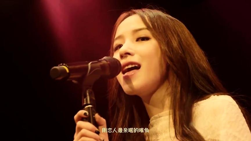 二珂这台风神似田馥甄 一曲《头号粉丝》听哭了