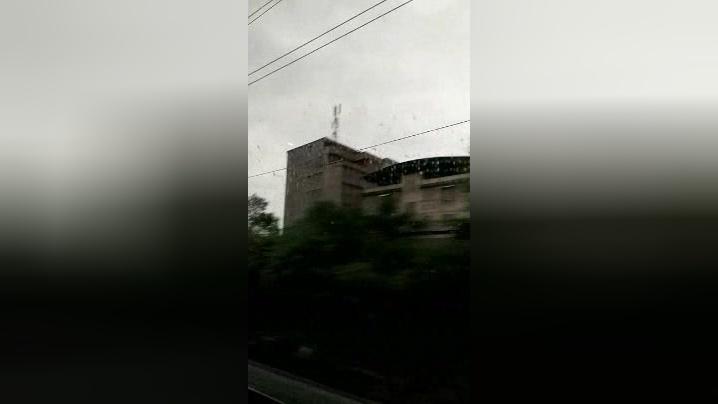 高铁有多快，雨滴竟然在窗上横着流过