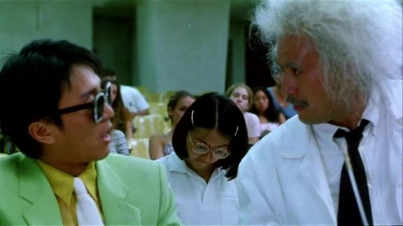 《百变星君》教授给学生上课,全部都晕过去只有星爷站着原来如此