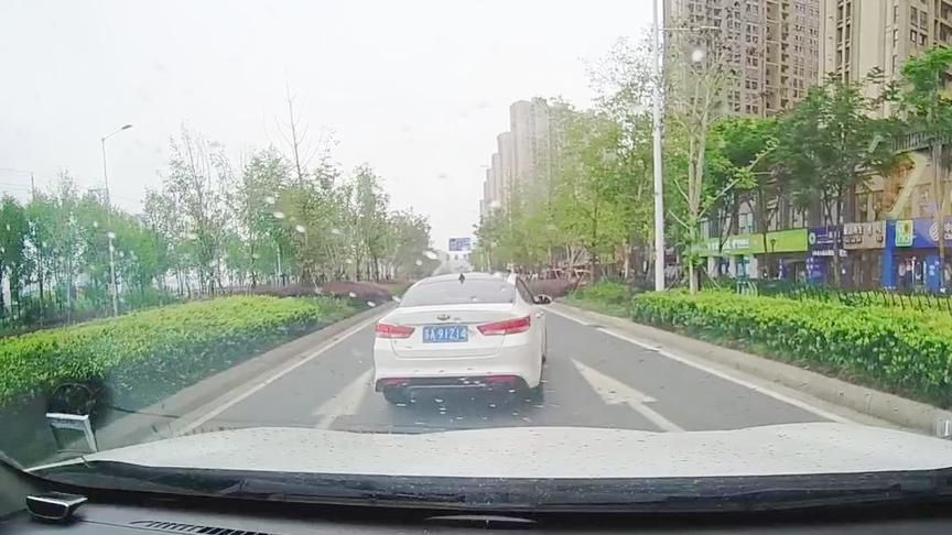 视频车20迈龟速行驶，终于引来了路怒症患者故意别车