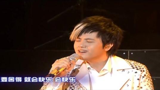 郑源演唱会经典情歌，我不后悔，我曾爱过！现场飙架子鼓