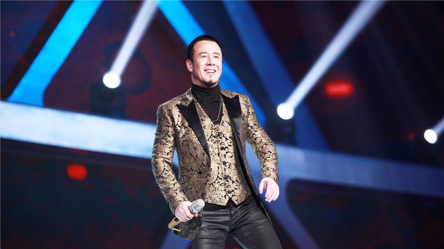 杨坤被全职妈妈挑逗，脸色羞红不好意思了，合唱嗨曲全场沸腾！