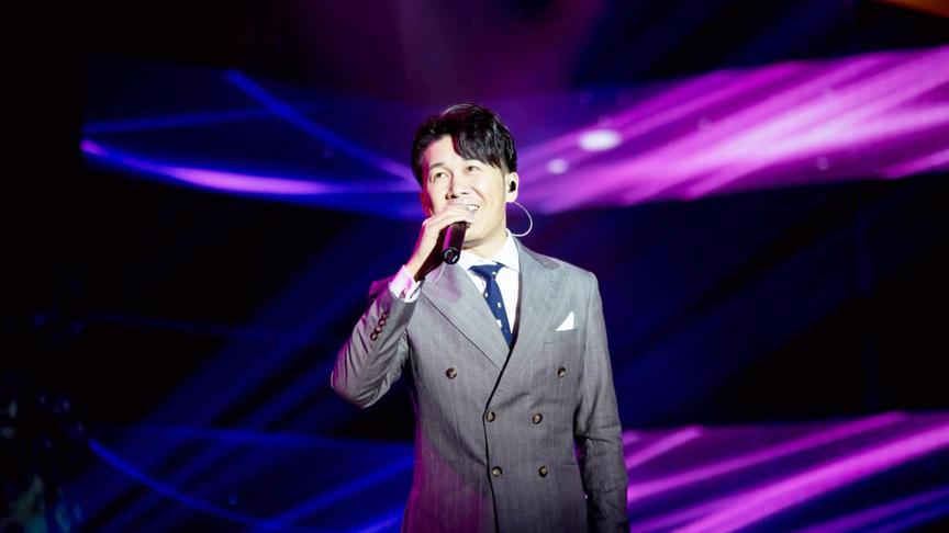 人气歌手高进，世界巡回演唱会，万人体育场满员！众多明星捧场！