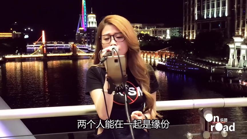 街头女神演唱《梦一场》好听醉了，瞬间引来几百观众！