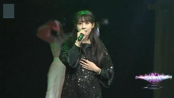 大学漂亮女孩现场演唱一首兰花指，台下的大学同学能不能安静点？