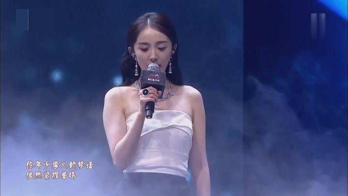 杨幂唱歌居然这么好听，影视四位美女同台唱歌，谁最好看？