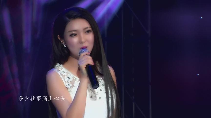 辽宁一美女现场演唱一首网络情歌瞬间火了，播放量超过4.3亿次！