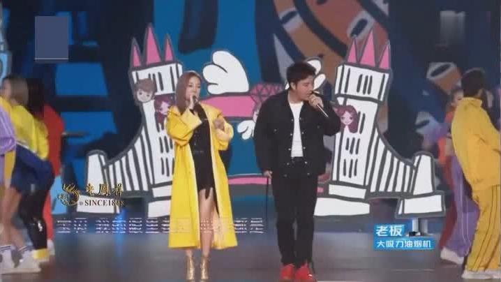 看了李小璐贾乃亮春节演唱的全部都是你，心里总感觉哪里怪怪的！