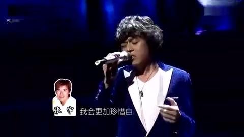 小伙模仿30多位巨星的声音演唱歌曲，台下美女评委纷纷转身！
