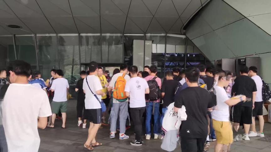晨光VLOG：听说TI9门票被黄牛炒高10倍，小伙子居然还敢去看比赛