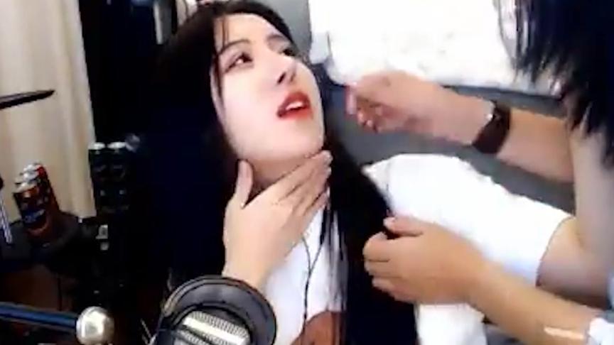 呆妹玩绝地时被妈妈吓到，娃娃你怎么变样子了