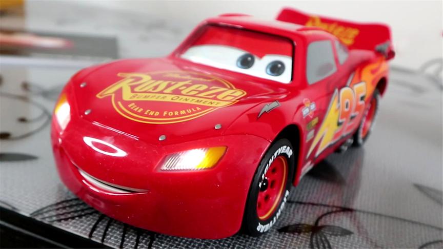 闪电麦昆从动画里出来了！会动会开口说话！鲤鱼Ace玩具试玩