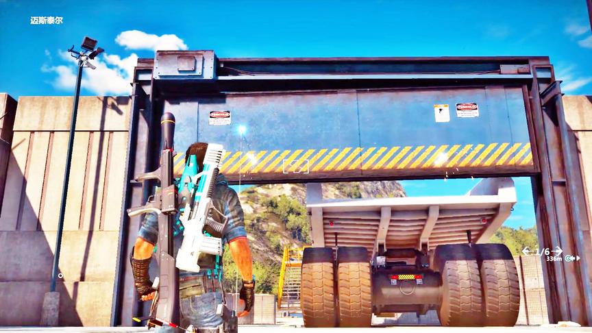 小林解说：这座铁门不是无敌吗？连这辆车都夹不动真是废物！