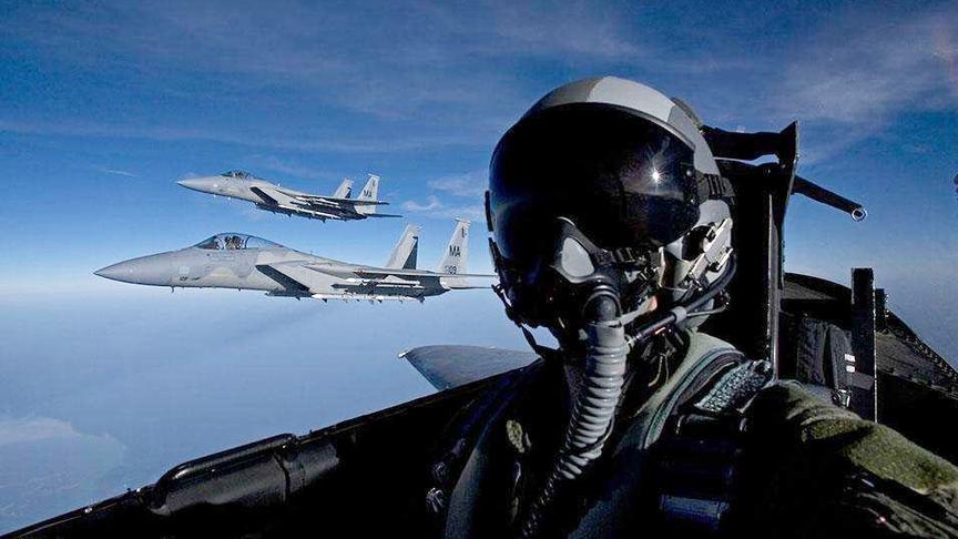 都是开飞机，为什么战斗机飞行员那么特殊，一个装备就能决定生死