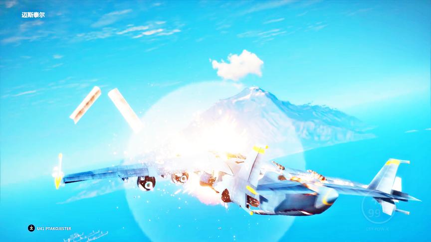 小林解说：运输机装满大巴车成功上天，结果不出所料还是解体！