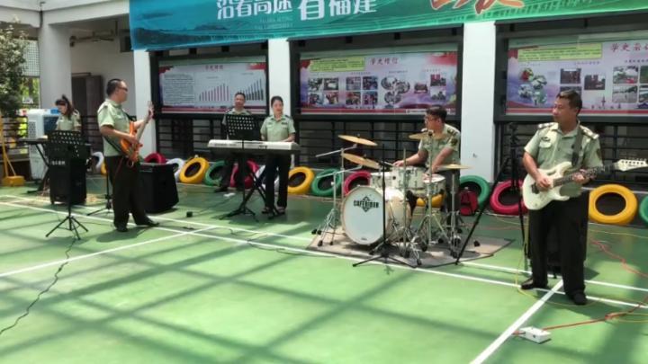 穿制服的乐手 高速公路收费员组乐队演出