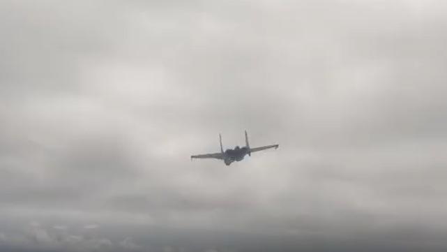 正面刚！近距离看歼15教官与飞行员空中对决