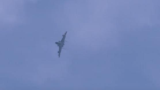 打的好！新飞行员驾歼11战机实弹命中地靶