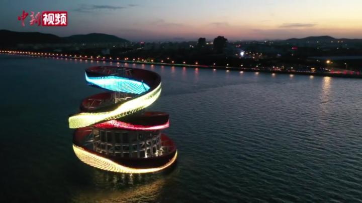 太湖水域新地标“碧玉螺”风亭夜空“舞动”