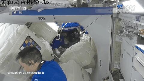 中国空间站在轨建造进行时·航天员进驻第一周：拆包裹装设备 失重环境下“装修”空间站