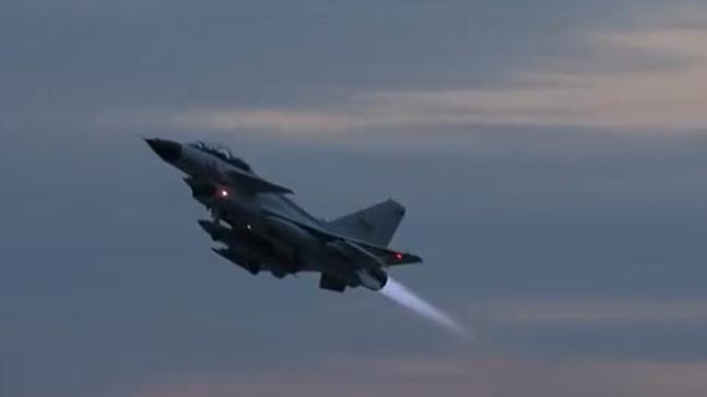 好浪漫！海军飞行员第一视角看超美晚霞