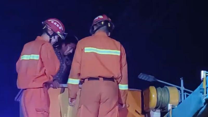 抢修电路致家中停电，男子醉酒爬高塔讨说法，酒醒后吓得失声痛哭