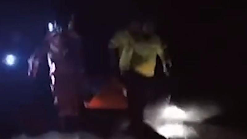 暖心！女子深夜车祸被困，消防员抬起边送医边唱《生命至上》安抚
