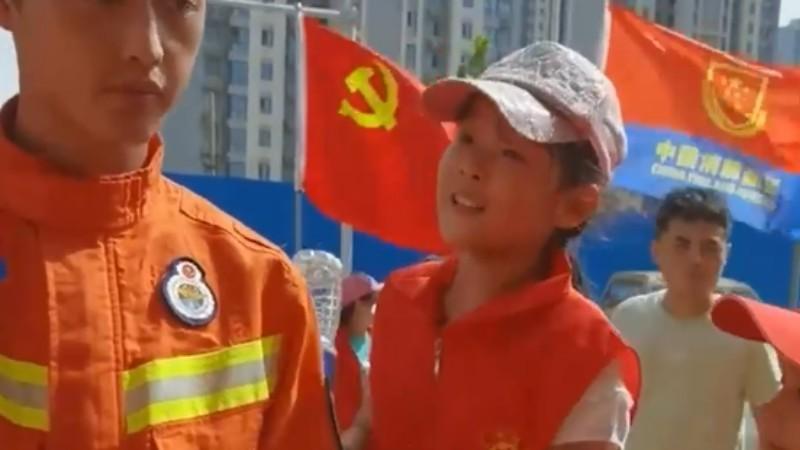 硬核！消防员河南防汛遭小女孩下强制命令，网友直呼没毛病