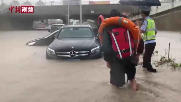 台风“卢碧”来袭 厦门道路积水多人受困