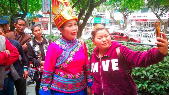 广西歌王武宣婆戴歌王帽,路边山歌脱口秀,唱出女人心里话