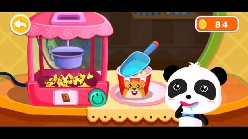 小熊猫来游乐园，吃了美味的爆米花，还玩了推金币的游戏，可开心