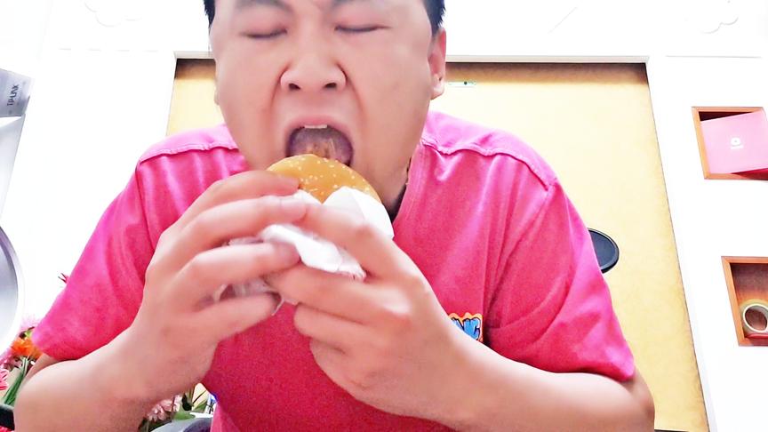 小林VLOG：18元的学生套餐鸡腿汉堡薯条可乐，太实惠了！