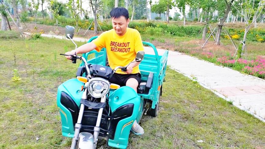 小林VLOG：驾驶拉风三轮敞篷车，带着包子遛弯！