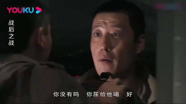 首长飞机突然失控，不料飞行员中毒昏迷，首长:你尿给他喝！