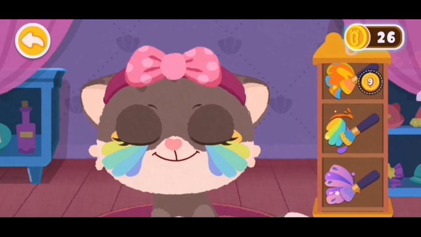 小熊猫的宠物店营业了，小猫咪来化妆了，小熊猫帮它打扮得漂亮