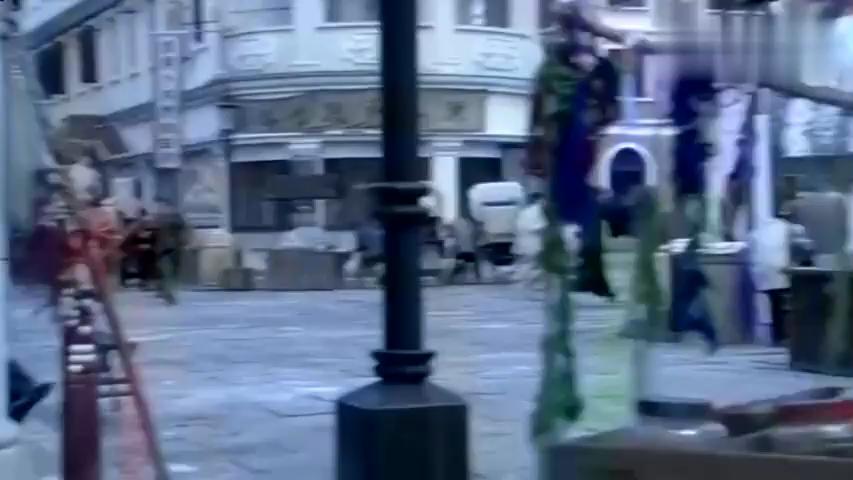 谍战剧：特务当街追杀地下党，谁料杀出程咬金，猛女疯狂机枪扫射