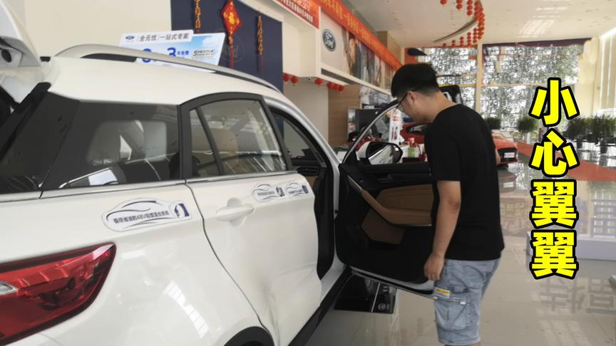 领你看世界：阿管第一次去4S店看车，怎样才能装作经常去的样子