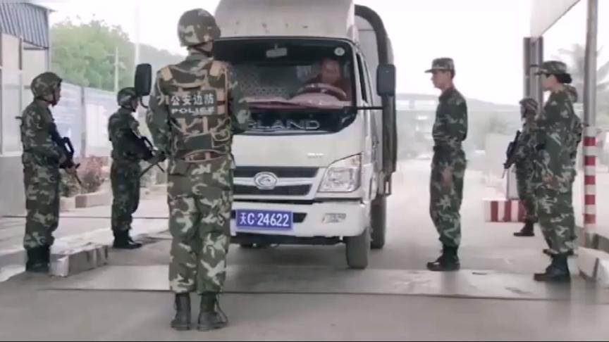 毒枭把毒品装进玉米货车里，武警将计就计，最后将他们一网打尽