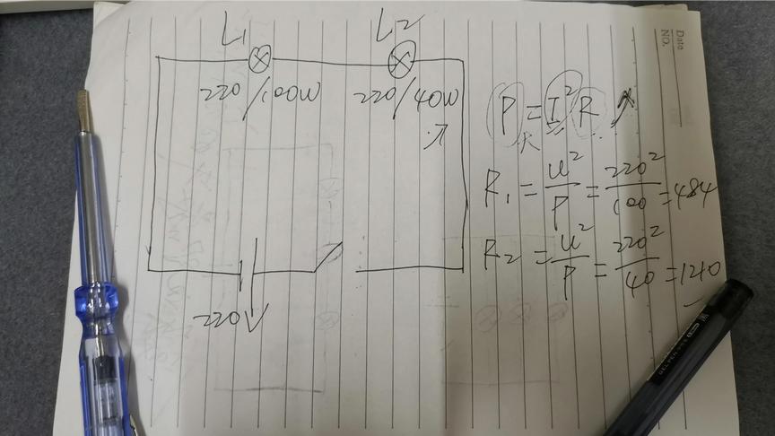两个不同功率灯泡串联在电路中，100瓦灯泡比40瓦亮，还是40瓦亮