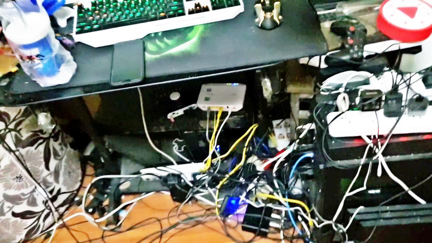 小林VLOG：这就是我的房间，电脑桌子太乱了辣眼睛！