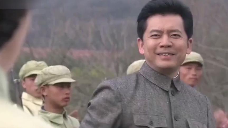 神枪手表演才艺，谁知一个上膛的动作，暴露他的内奸身份