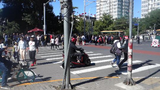 国庆假期北京前门大街，人山人海场面壮观